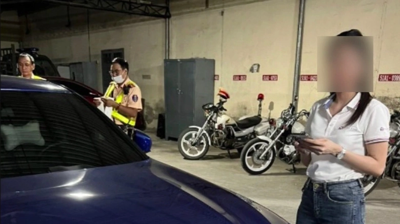 C&ocirc; g&aacute;i l&aacute;i xe &ocirc; t&ocirc; gần 140km/h ở TP Thủ Đức bị CSGT xử phạt  - Ảnh 1.