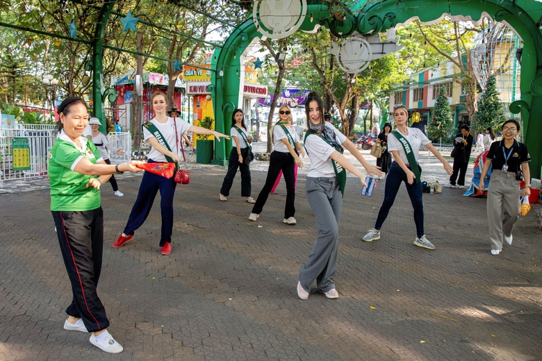 Nạn phá rừng, ô nhiễm nhựa ở mức báo động được 90 hoa hậu quốc tế bàn thảo với sinh viên - Ảnh 13. Nạn phá rừng, ô nhiễm nhựa ở mức báo động được 90 hoa hậu quốc tế bàn thảo với sinh viên - Ảnh 13.