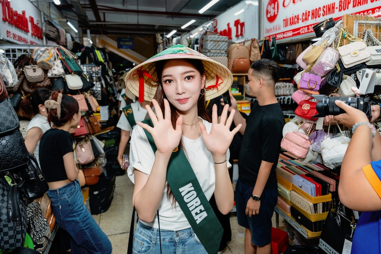 Nạn phá rừng, ô nhiễm nhựa ở mức báo động được 90 hoa hậu quốc tế bàn thảo với sinh viên - Ảnh 6. Nạn phá rừng, ô nhiễm nhựa ở mức báo động được 90 hoa hậu quốc tế bàn thảo với sinh viên - Ảnh 6.