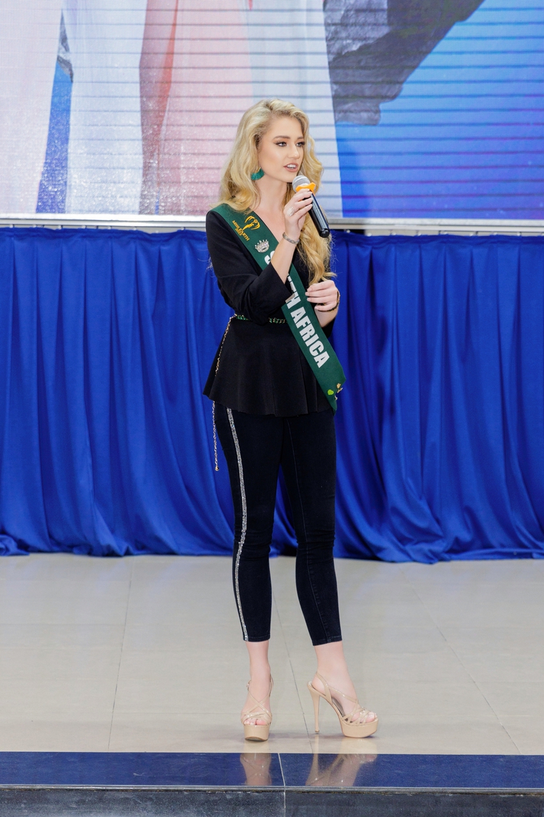 Nạn phá rừng, ô nhiễm nhựa ở mức báo động được 90 hoa hậu quốc tế bàn thảo với sinh viên - Ảnh 4. Nạn phá rừng, ô nhiễm nhựa ở mức báo động được 90 hoa hậu quốc tế bàn thảo với sinh viên - Ảnh 4.