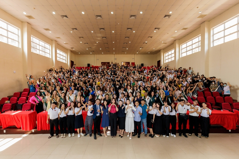 Nạn phá rừng, ô nhiễm nhựa ở mức báo động được 90 hoa hậu quốc tế bàn thảo với sinh viên - Ảnh 1. Nạn phá rừng, ô nhiễm nhựa ở mức báo động được 90 hoa hậu quốc tế bàn thảo với sinh viên - Ảnh 1.