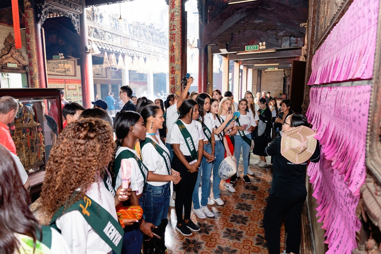 Nạn phá rừng, ô nhiễm nhựa ở mức báo động được 90 hoa hậu quốc tế bàn thảo với sinh viên - Ảnh 9. Nạn phá rừng, ô nhiễm nhựa ở mức báo động được 90 hoa hậu quốc tế bàn thảo với sinh viên - Ảnh 9.