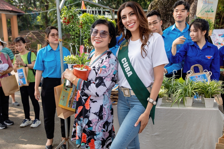 Nạn phá rừng, ô nhiễm nhựa ở mức báo động được 90 hoa hậu quốc tế bàn thảo với sinh viên - Ảnh 12. Nạn phá rừng, ô nhiễm nhựa ở mức báo động được 90 hoa hậu quốc tế bàn thảo với sinh viên - Ảnh 12.