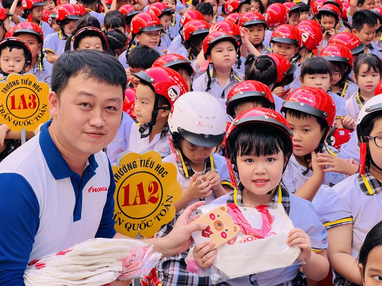 N&acirc;ng cao tỷ lệ đội n&oacute;n bảo hiểm cho học sinh tiểu học ở Cần Thơ - Ảnh 2.