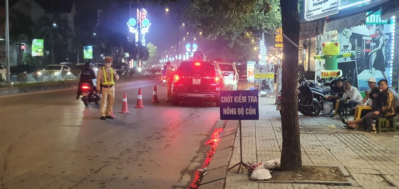 T&agrave;i xế vi phạm nồng độ cồn đ&ograve;i lấy xe ngay để mai đi l&agrave;m - Ảnh 2.
