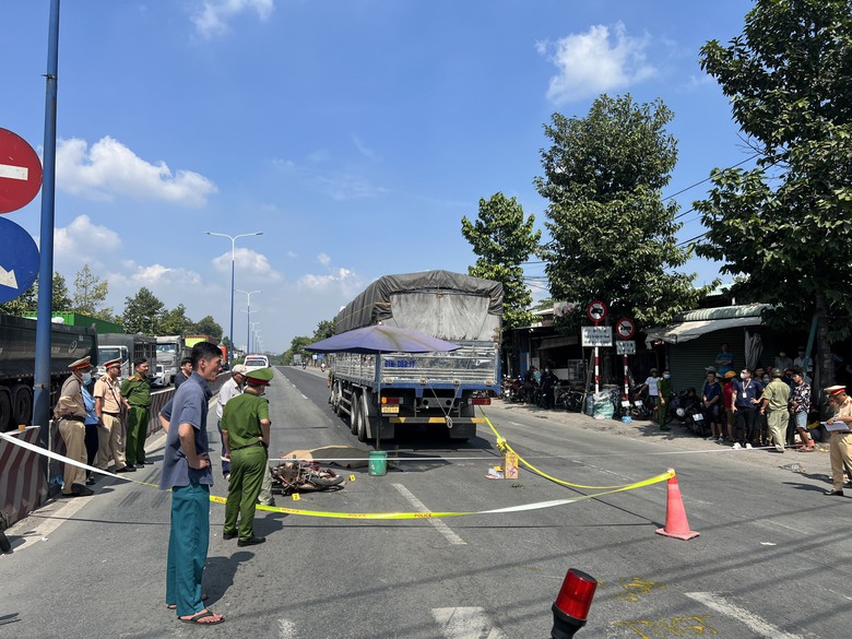 Va chạm với xe tải, cụ ông tử vong thương tâm - Ảnh 1. Va chạm với xe tải, cụ ông tử vong thương tâm - Ảnh 1.