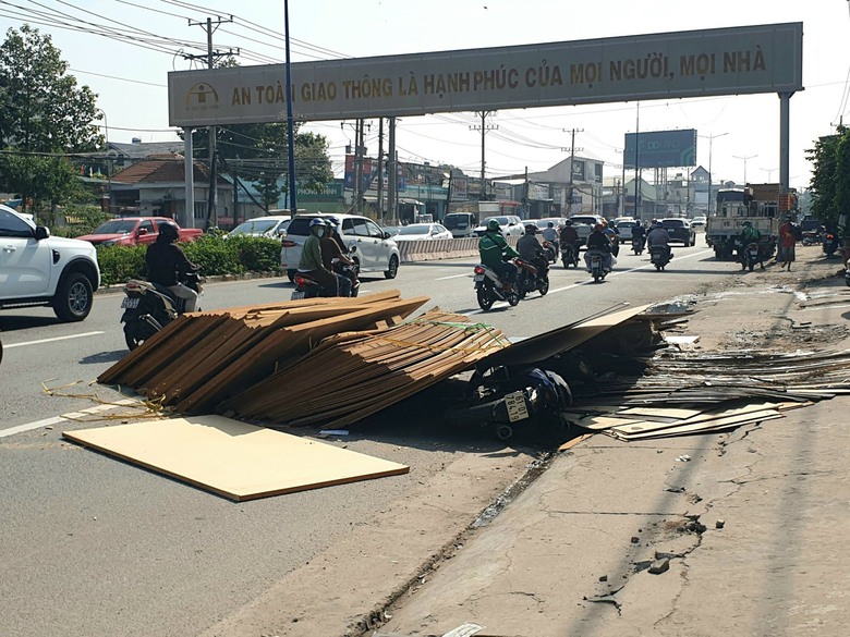 Người đàn ông sống sót thần kỳ sau khi bị hàng tấn gỗ từ xe đầu kéo đè lên người - Ảnh 1. Người đàn ông sống sót thần kỳ sau khi bị hàng tấn gỗ từ xe đầu kéo đè lên người - Ảnh 1.