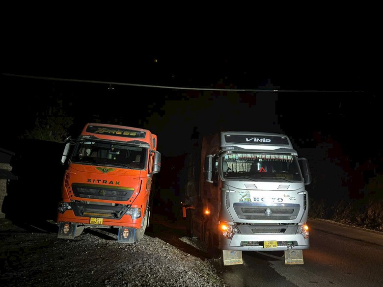 L&agrave;o Cai: Li&ecirc;n tiếp xử l&yacute; xe qu&aacute; tải từ 62-150% tr&ecirc;n tuyến QL 4D - Ảnh 2.