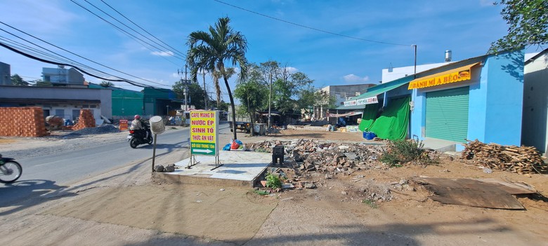 Người d&acirc;n TP.HCM th&aacute;o dỡ nh&agrave;, giao mặt bằng thi c&ocirc;ng cầu Tăng Long - Ảnh 8.