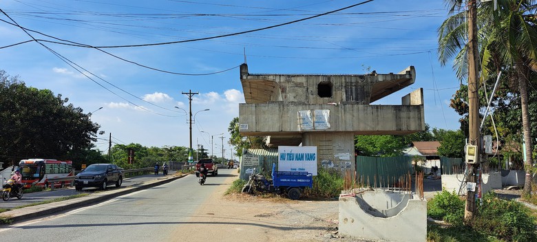 Người d&acirc;n TP.HCM th&aacute;o dỡ nh&agrave;, giao mặt bằng thi c&ocirc;ng cầu Tăng Long - Ảnh 5.