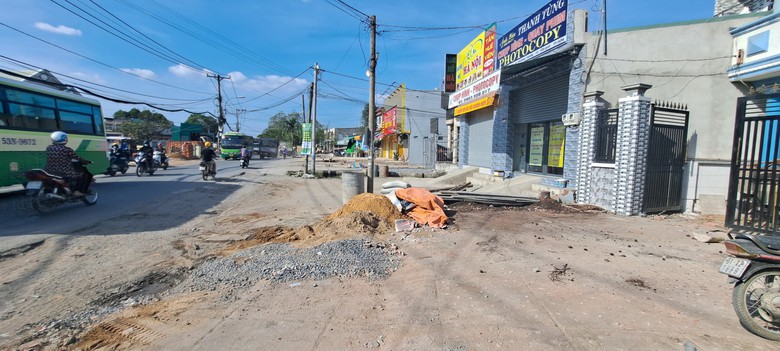 Người d&acirc;n TP.HCM th&aacute;o dỡ nh&agrave;, giao mặt bằng thi c&ocirc;ng cầu Tăng Long - Ảnh 2.