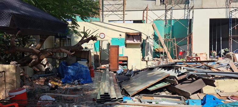 Người d&acirc;n TP.HCM th&aacute;o dỡ nh&agrave;, giao mặt bằng thi c&ocirc;ng cầu Tăng Long - Ảnh 4.