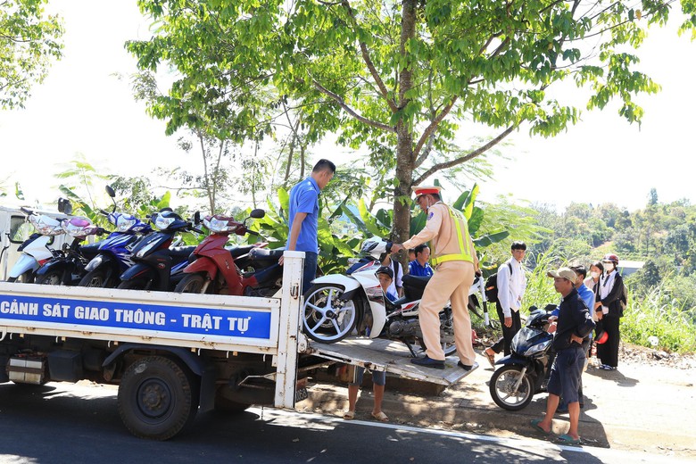 Tạm giữ 150 xe mô tô “vô chủ” để trên vỉa hè - Ảnh 1. Tạm giữ 150 xe mô tô “vô chủ” để trên vỉa hè - Ảnh 1.