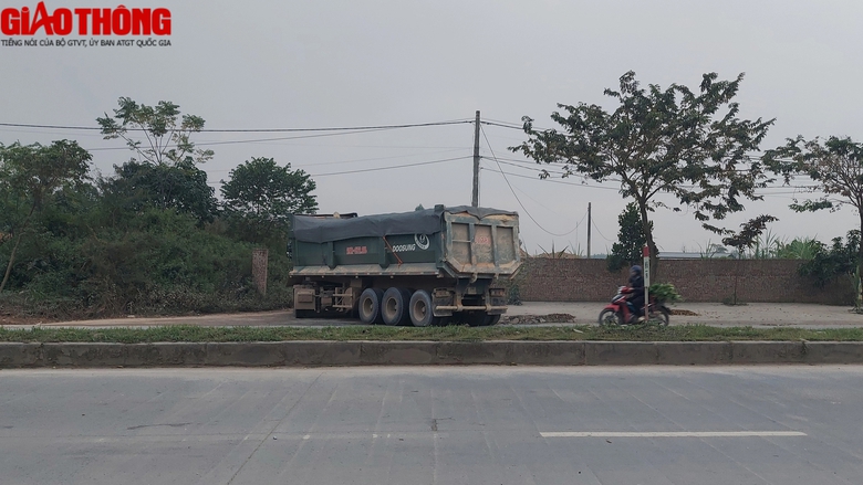 Vĩnh Ph&uacute;c: "N&uacute;i kho&aacute;ng sản" ngang nhi&ecirc;n chặn đường d&acirc;n sinh - Ảnh 10.