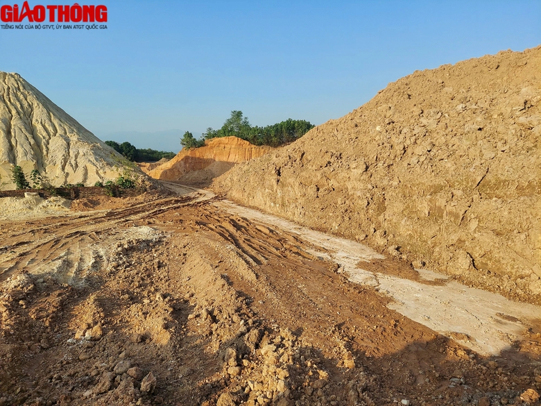 Vĩnh Ph&uacute;c: "N&uacute;i kho&aacute;ng sản" ngang nhi&ecirc;n chặn đường d&acirc;n sinh - Ảnh 9.