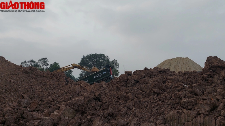 Vĩnh Ph&uacute;c: "N&uacute;i kho&aacute;ng sản" ngang nhi&ecirc;n chặn đường d&acirc;n sinh - Ảnh 7.