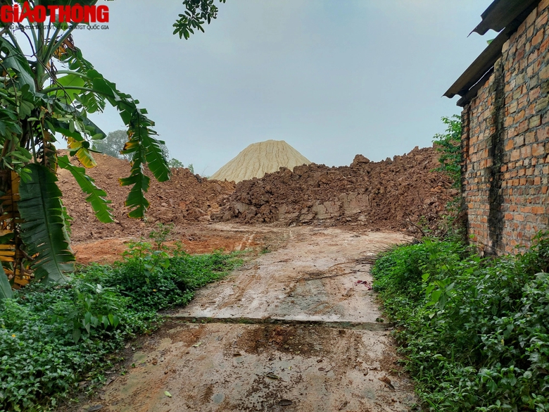 Vĩnh Ph&uacute;c: "N&uacute;i kho&aacute;ng sản" ngang nhi&ecirc;n chặn đường d&acirc;n sinh - Ảnh 1.