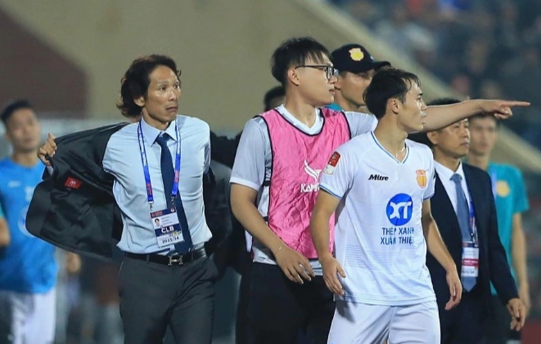 Cởi &aacute;o đ&ograve;i ăn thua đủ với cầu thủ, cựu HLV U23 Việt Nam tho&aacute;t &aacute;n phạt từ VFF  - Ảnh 1.