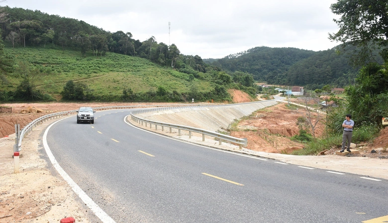 Xẻ n&uacute;i, băng rừng mở đường l&ecirc;n &ldquo;Đ&agrave; Lạt thứ hai&rdquo; - Ảnh 1.