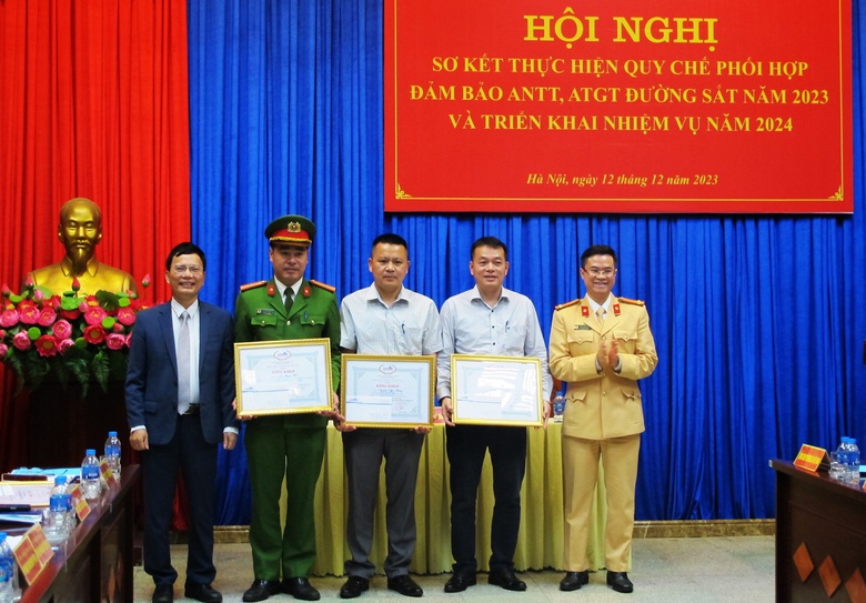 Phạt tiền hơn 11 tỷ đồng vi phạm an to&agrave;n đường sắt địa b&agrave;n H&agrave; Nội - Ảnh 2.