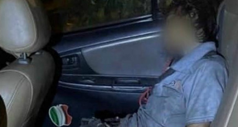 Người đ&agrave;n &ocirc;ng tử vong trong &ocirc; t&ocirc; ở ven đường - Ảnh 1.