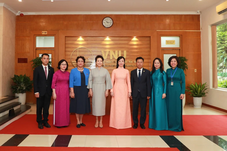 Hai phu nh&acirc;n Chủ tịch nước Trung Quốc, Việt Nam giao lưu với sinh vi&ecirc;n  - Ảnh 1.