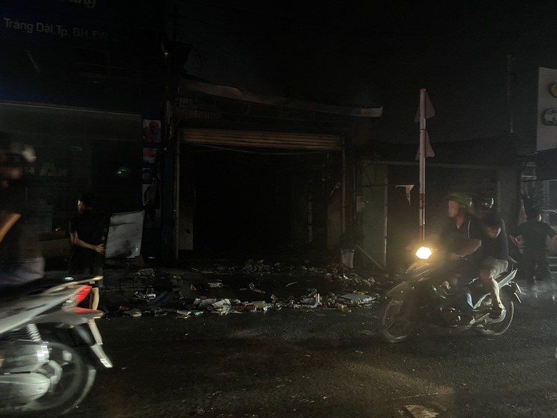 Ch&aacute;y cửa h&agrave;ng b&aacute;n đồ trẻ em trong đ&ecirc;m - Ảnh 1.