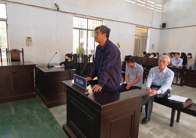 Lập khống hồ sơ để thanh to&aacute;n tiền, ba c&aacute;n bộ l&atilde;nh &aacute;n - Ảnh 1.