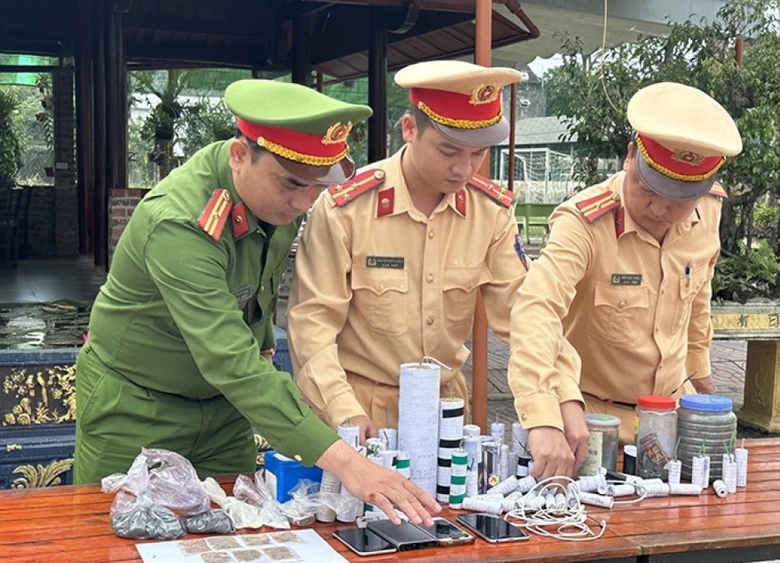 Triệu tập nh&oacute;m đối tượng chạy xe lạng l&aacute;ch, tốc độ cao mua b&aacute;n tiền chất chế tạo ph&aacute;o nổ - Ảnh 2.