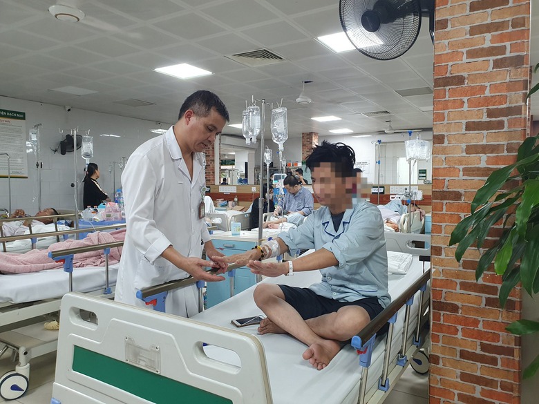 Nhiều thanh ni&ecirc;n ngộ độc nặng v&igrave; thuốc l&aacute; điện tử  - Ảnh 1.