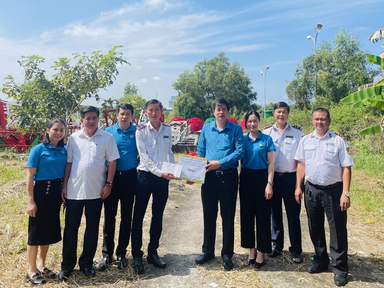 Công đoàn Giao thông tặng quà, động viên người lao động đường thủy, hàng hải - Ảnh 1. Công đoàn Giao thông tặng quà, động viên người lao động đường thủy, hàng hải - Ảnh 1.