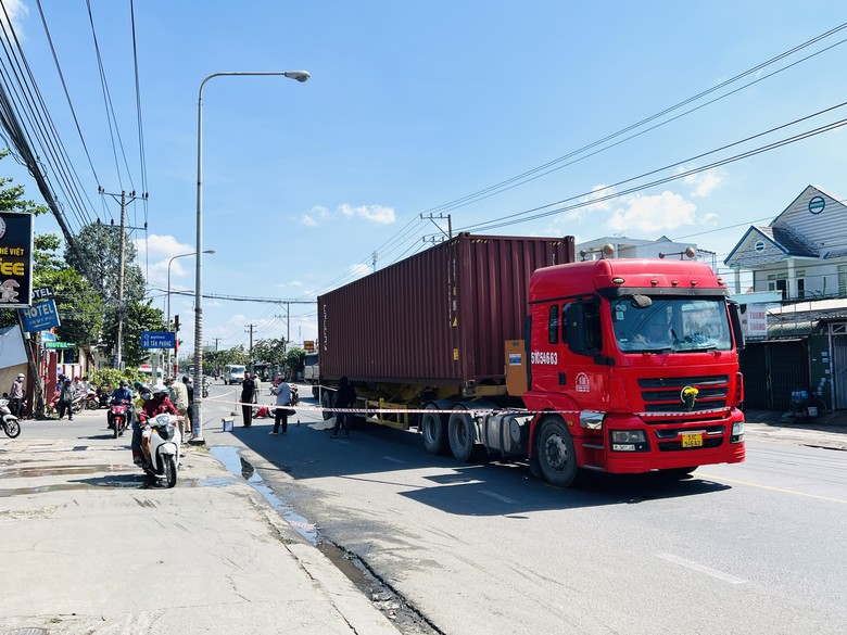 Xe container va chạm xe máy, người phụ nữ tử vong thương tâm - Ảnh 1.