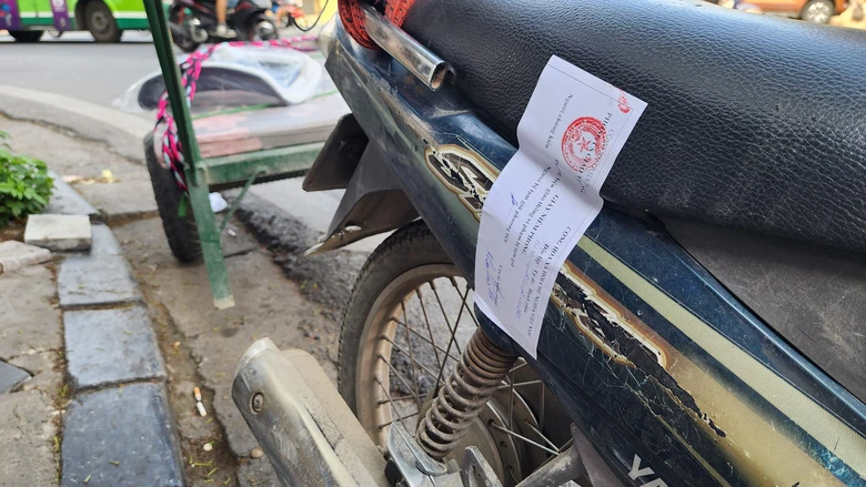 Bị CSGT xử phạt, nhiều lái xe máy tự chế biện minh “vì mưu sinh” - Ảnh 6. Bị CSGT xử phạt, nhiều lái xe máy tự chế biện minh “vì mưu sinh” - Ảnh 6.