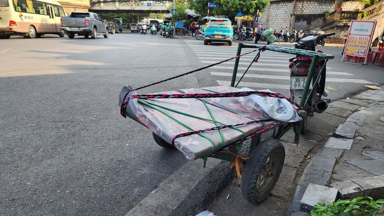 Bị CSGT xử phạt, nhiều lái xe máy tự chế biện minh “vì mưu sinh” - Ảnh 1. Bị CSGT xử phạt, nhiều lái xe máy tự chế biện minh “vì mưu sinh” - Ảnh 1.