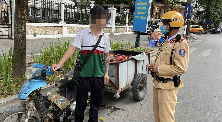 Bị CSGT xử phạt, nhiều lái xe máy tự chế biện minh “vì mưu sinh” - Ảnh 7. Bị CSGT xử phạt, nhiều lái xe máy tự chế biện minh “vì mưu sinh” - Ảnh 7.