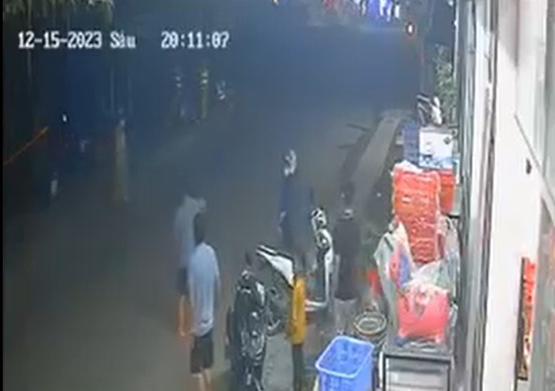 Truy tìm tài xế lái ô tô lao thẳng vào tổ CSGT đang đo nồng độ cồn - Ảnh 3. Truy tìm tài xế lái ô tô lao thẳng vào tổ CSGT đang đo nồng độ cồn - Ảnh 3.