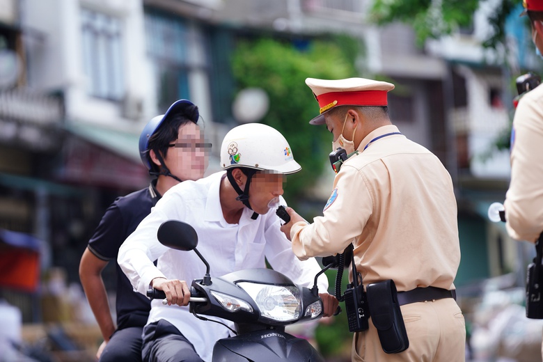 T&agrave;i xế ma men cố t&igrave;nh dắt xe qua chốt sẽ bị coi l&agrave; đối ph&oacute; - Ảnh 1.