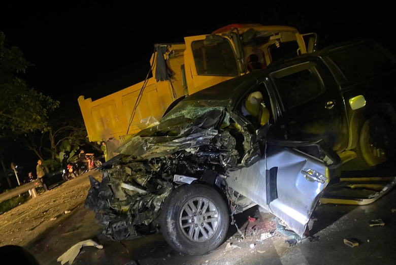 Va chạm với xe tải ben, 3 người tr&ecirc;n xe b&aacute;n tải bị thương - Ảnh 1.