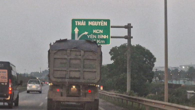 L&atilde;nh đạo Ph&ograve;ng CSGT Th&aacute;i Nguy&ecirc;n ra đường, xe qu&aacute; tải mức kịch khung bị xử l&yacute; - Ảnh 1.