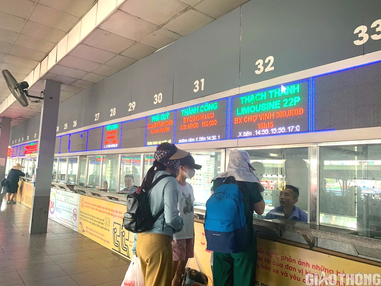&ldquo;N&oacute;ng&rdquo; v&eacute; m&aacute;y bay, t&agrave;u dịp Tết, d&acirc;n đủng đỉnh đặt v&eacute; xe kh&aacute;ch - Ảnh 2.