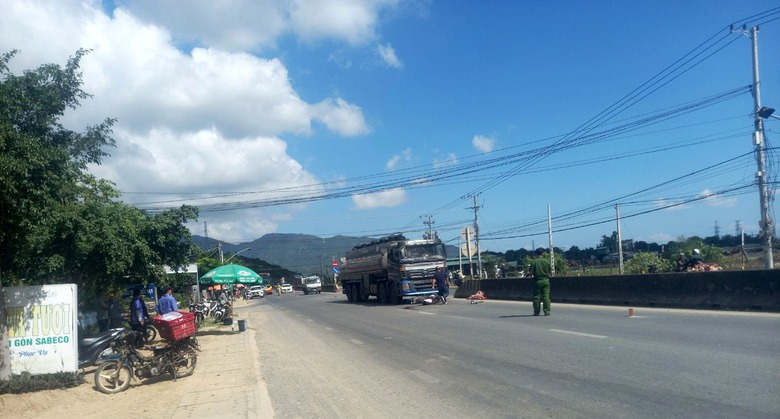 Kh&aacute;nh Ho&agrave;: Va chạm với xe bồn, một người tử vong - Ảnh 2.