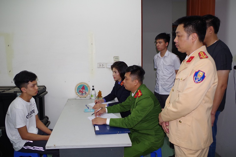 Công an Hà Nam thông tin vụ người lái ô tô bỏ chạy, đâm hai CSGT ở chốt nồng độ cồn - Ảnh 1. Công an Hà Nam thông tin vụ người lái ô tô bỏ chạy, đâm hai CSGT ở chốt nồng độ cồn - Ảnh 1.