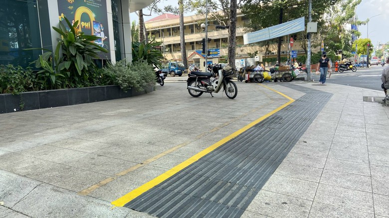 TP.HCM hối hả trước giấc mơ khởi nghiệp vỉa h&egrave; của người ngh&egrave;o  - Ảnh 1.