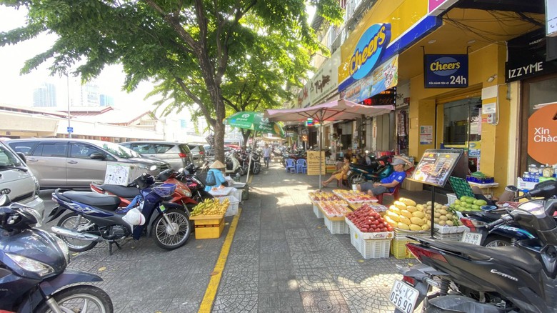 TP.HCM hối hả trước giấc mơ khởi nghiệp vỉa h&egrave; của người ngh&egrave;o  - Ảnh 3.