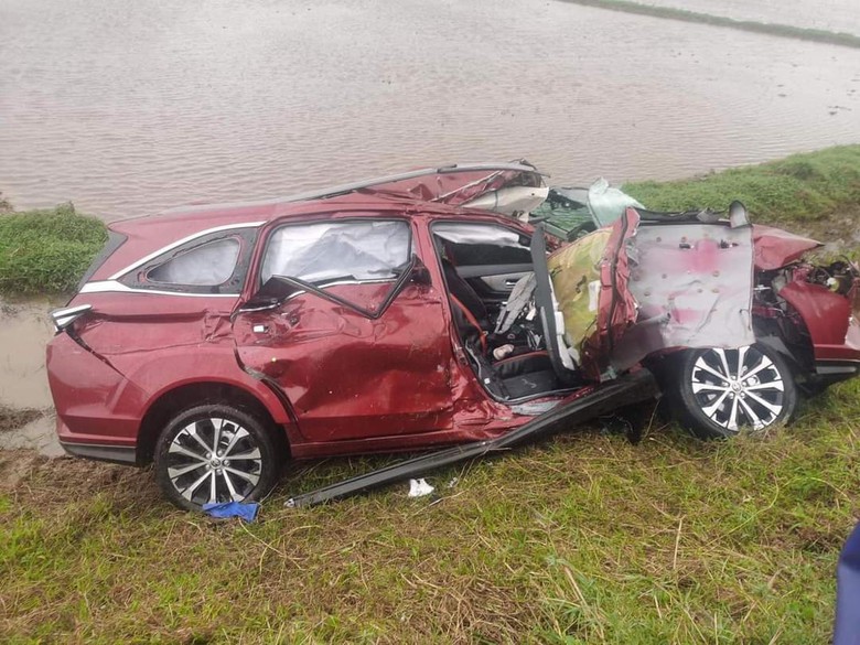 Vụ 2 xe ô tô va chạm ở Hà Tĩnh khiến 10 người nhập viện: nạn nhân 2 tuổi tử vong - Ảnh 1. Vụ 2 xe ô tô va chạm ở Hà Tĩnh khiến 10 người nhập viện: nạn nhân 2 tuổi tử vong - Ảnh 1.