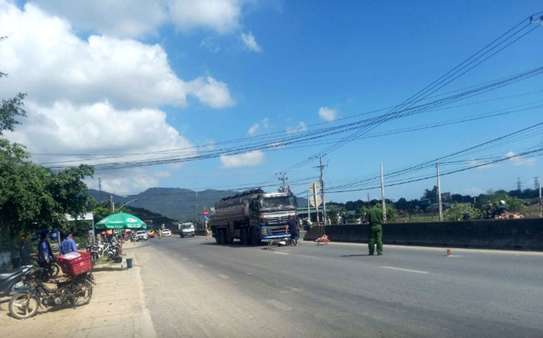 Lực lượng chức năng có mặt tại hiện trường để xử lý vụ việc. Lực lượng chức năng có mặt tại hiện trường để xử lý vụ việc.