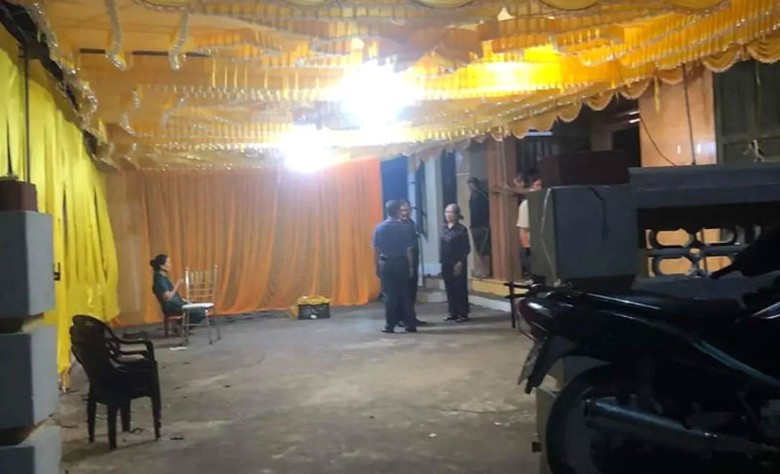 Gia đình, người thân xót xa vì rạp cưới đã biến thành rạp tang. Gia đình, người thân xót xa vì rạp cưới đã biến thành rạp tang.