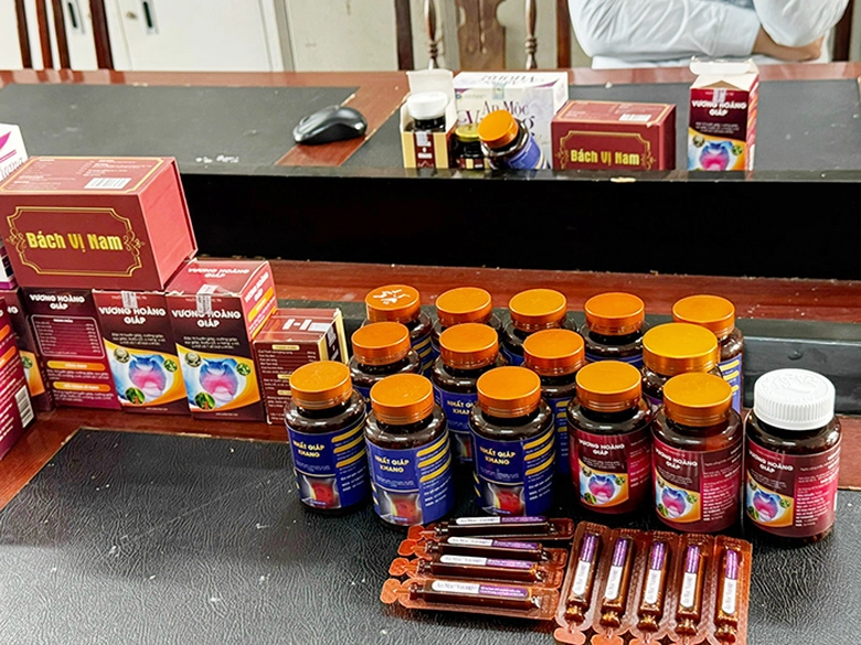 Đang giả danh b&aacute;c sĩ livestream lừa b&aacute;n thuốc giả, nh&oacute;m đối tượng bị c&ocirc;ng an đến bắt giữ - Ảnh 3.