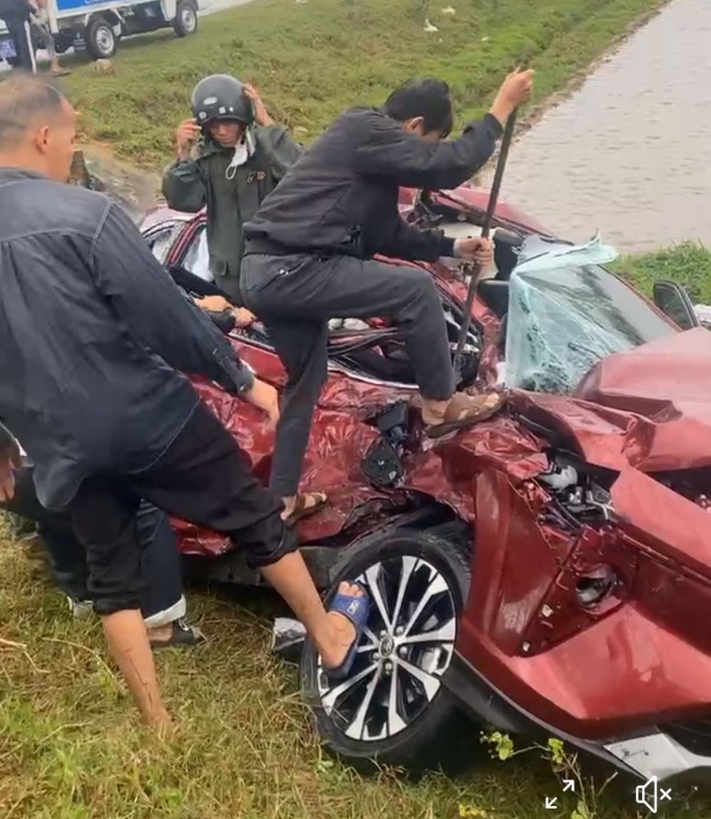 2 &ocirc; t&ocirc; va chạm tr&ecirc;n tuyến đường ven biển, nhiều người nhập viện cấp cứu - Ảnh 2.