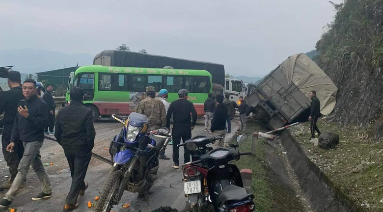 Tai nạn li&ecirc;n ho&agrave;n, quốc lộ 6 &ugrave;n tắc nhiều giờ - Ảnh 1.